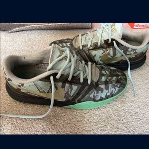 Size 7 Nike green and gold Kobe basketball shoes